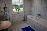 Ferienhaus Insel Rügen, Badezimmer mit Dusche und Badewanne